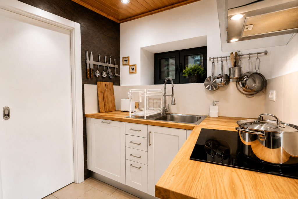 Fully equipped farmhouse kitchen with oak worktops and modern appliances at Peregrinus Rio de Frades in Arouca.